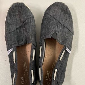 Toms flats Youth size 5. Fits like a women’s 7.5